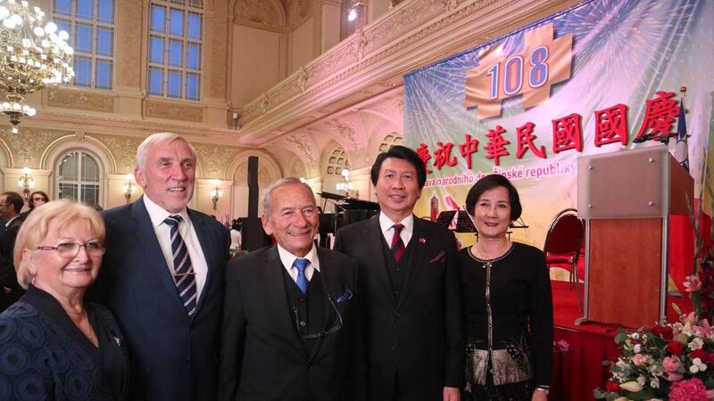 2019年10月9日台湾国庆酒会,前捷克参议院议长柯佳洛和夫人柯薇拉出席,与时任台湾驻捷克大使汪忠一夫妇及捷克副议长合影。(汪忠一提供)