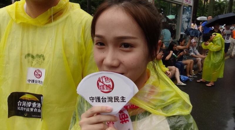 立委黄国昌上台短讲时有人丢鸡蛋,警方到场了解。(记者夏小华摄)