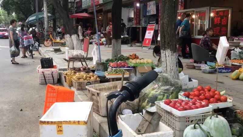 成都摊贩获城管鼓励,“违规”街头摆卖。(志愿者提供/记者乔龙)