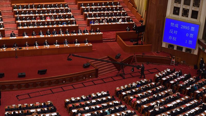 2021年3月11日,中国人大闭幕会上,通过了所谓“完善香港选举制度”的决定,全无反对票,只有1票弃权。(法新社)