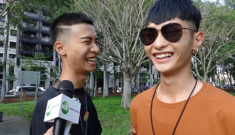 参与苗栗同志游行男同志艾格（左）受访。（记者夏小华摄）