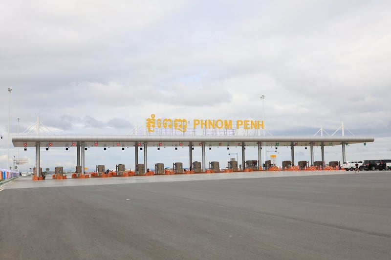 金港高速公路金边收费站(柬埔寨公共工程与运输部供图)