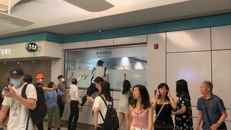 721事件白衣人在元朗无差别追打攻击市民的现场。(受访者提供)