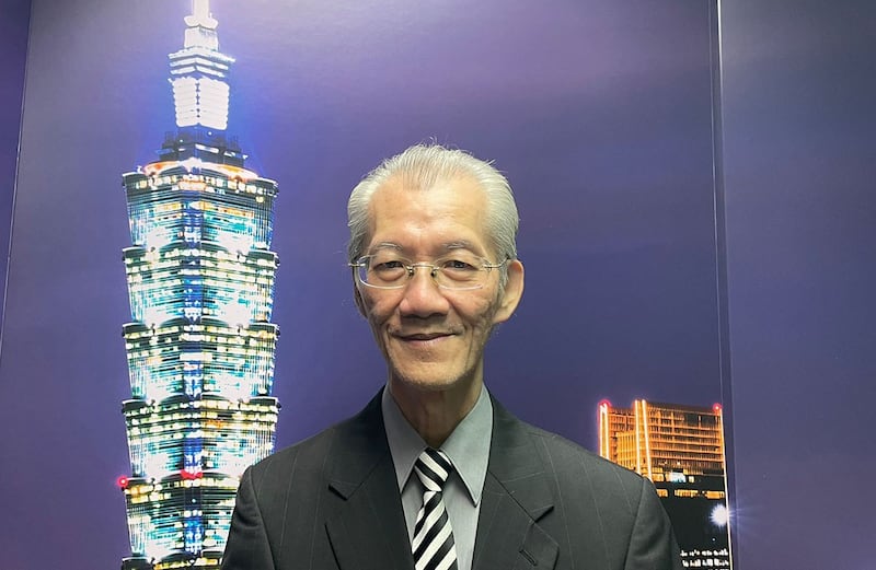 台大政治系名誉教授明居正表示,新出台的-31条-只能视为让民营企业家在打压中,提供喘息空间的机会。(陈子非摄)