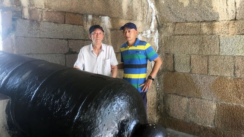  今年一月，张海（右）的父亲意外骨折，为了报销医药费，他把父亲（左）从广东送回武汉动手术，父亲却因此感染新冠肺炎而病逝。（张海独家提供，拍摄日期不详）