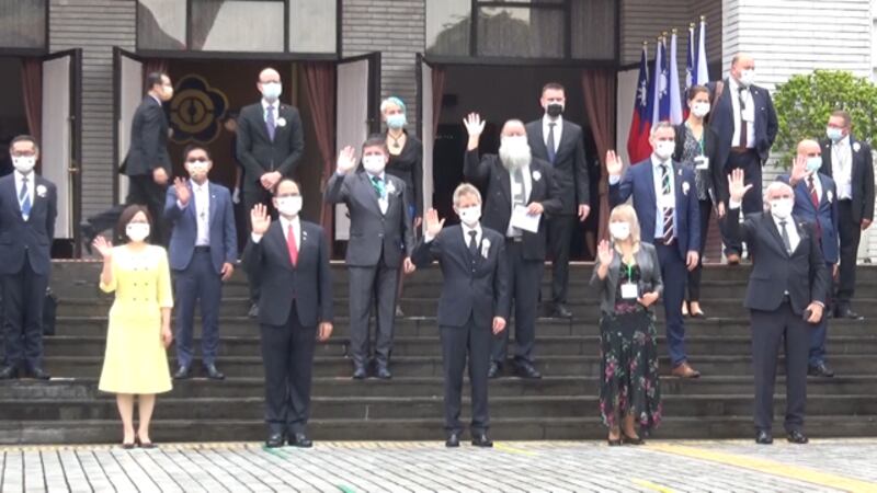 捷克议长维特齐受到台湾立法院长游锡堃邀请在立法院演讲,受颁一等奖章表彰他不畏强权,在国际社会支持台湾。(记者夏小华摄)