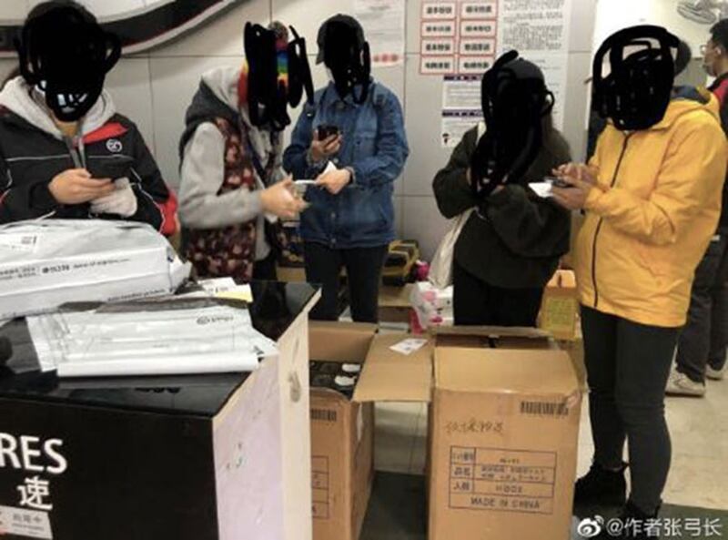 广西网民订购的口罩,包装箱上写有“救援物资”。(网络图片/乔龙提供)