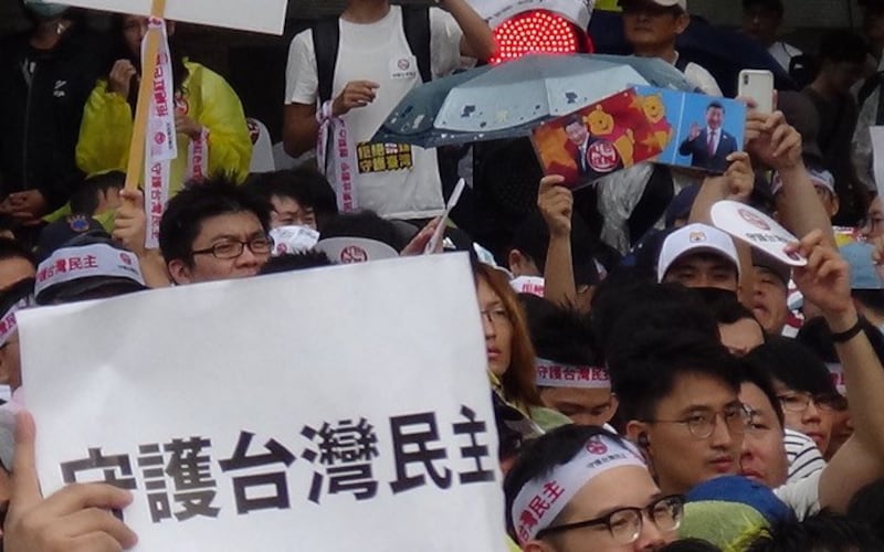 台湾“反红色媒体”总统府前集会。(记者夏小华摄)