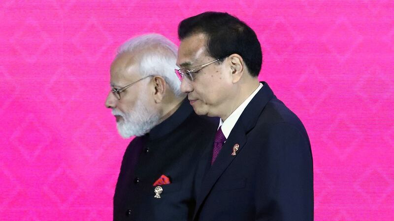 印度在去年11月谈判完成前夕宣布退出RCEP。图为,印度总理莫迪(左)和中国总理李克强(右)出席在泰国曼谷举行的第三届区域全面经济伙伴关系(RCEP)峰会。(路透社)