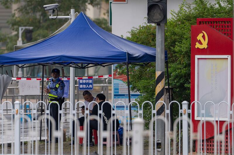 2024年11月14日，安保人员在珠海体育中心入口处执勤。（美联社）