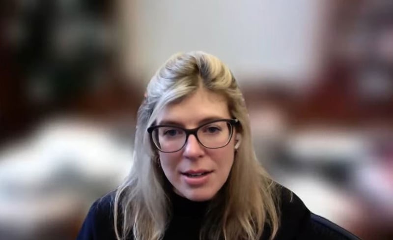 美国哈佛大学商学院（Harvard Business School）工商管理系副教授任美格（Meg Rithmire）在会上表示，中国政府如今出现的严重负债危机，很大因素是因为当局在2008年金融风暴后实施了错误的经济刺激政策。（视频截图/彼得森国际经济研究所官网）