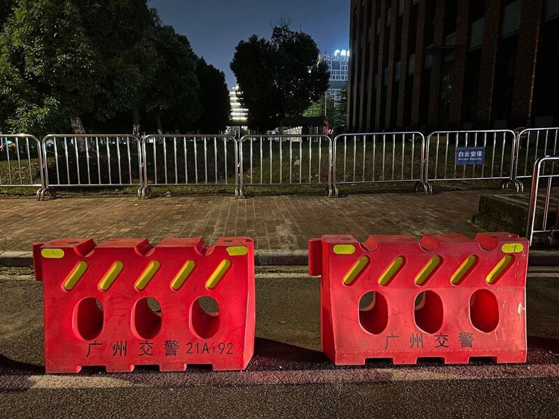 2023年9月22日,当局早在案件开庭前已在广州市中级法院周围以水马架起两道防线。("雪饼关注组"专页)
