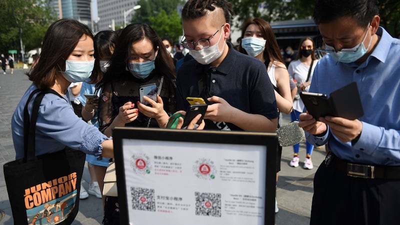 武汉肺炎爆发后,手机应用程式“健康码”被用作跟踪和识别潜在感染者。(法新社图片)