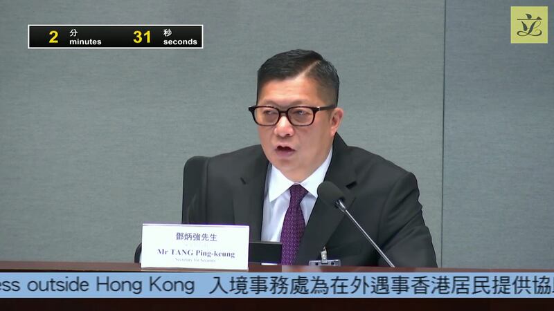 保安局長鄧炳強指，截至11月底共接獲23宗求助，有12宗仍能與外界聯絡，目前只有11人已回港。（立法會直播截圖）