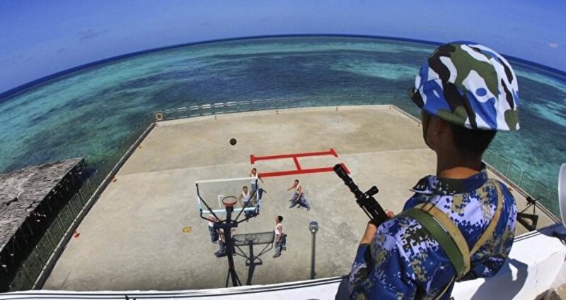 中国在南海海域的人工岛上建设民用和军事设施。(AP)