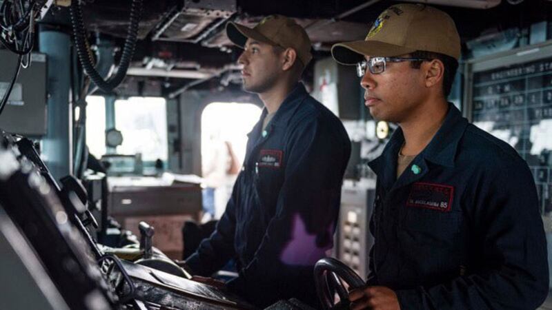 美军太平洋舰队官方粉丝团,26日主动发布贴文指,麦康贝尔号航经台湾海峡。(U.S. Pacific Fleet脸书)