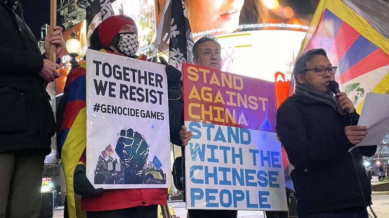 “世界维吾尔大会”(World Uyghur Congress, WUC)主席多里坤·艾沙(Dolkun Isa)发言时表示，全球维吾尔人、藏人、港人和其他被中共压逼者，必须一同起来抵抗中共、捍卫人权。 “英国西藏协会”成员曾令巴桑(Tsering Passang)发言时表示，奥运会应在自由国度举行，呼吁取消北京冬奥主办权。(吕熙摄)