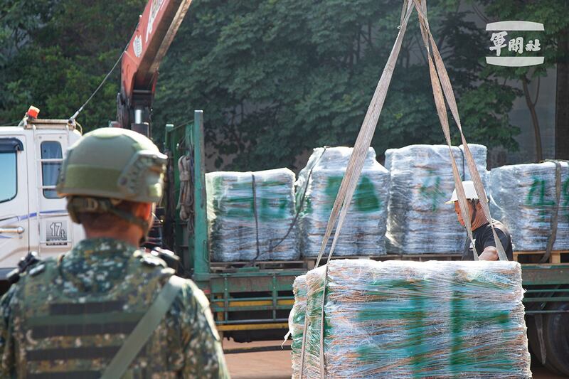 汉光演习模拟战争发生时,作战区结合民间资源进行物资动员,迅速将作战所需的车机及物资完成补充,提升部队战力。图为刺铁丝清点作业。(台湾的国防部提供)
